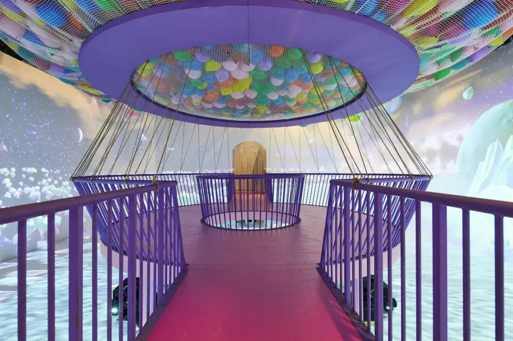 Balloon Getaway room at Bubble Planet London with colorful floating balloons